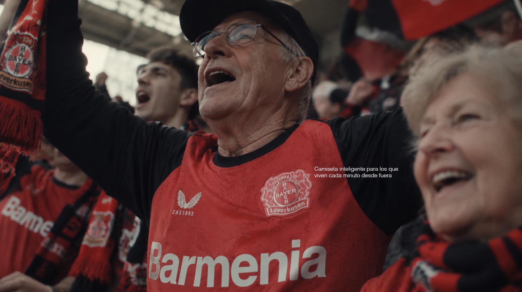 Shield your heart — aficionado mayor animando con la camiseta inteligente de Bayer Leverkusen