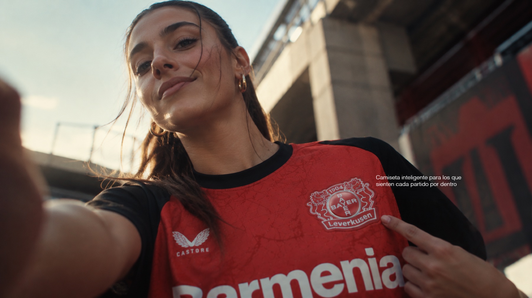 Shield your heart — aficionada señalando el escudo de su camiseta de Bayer Leverkusen